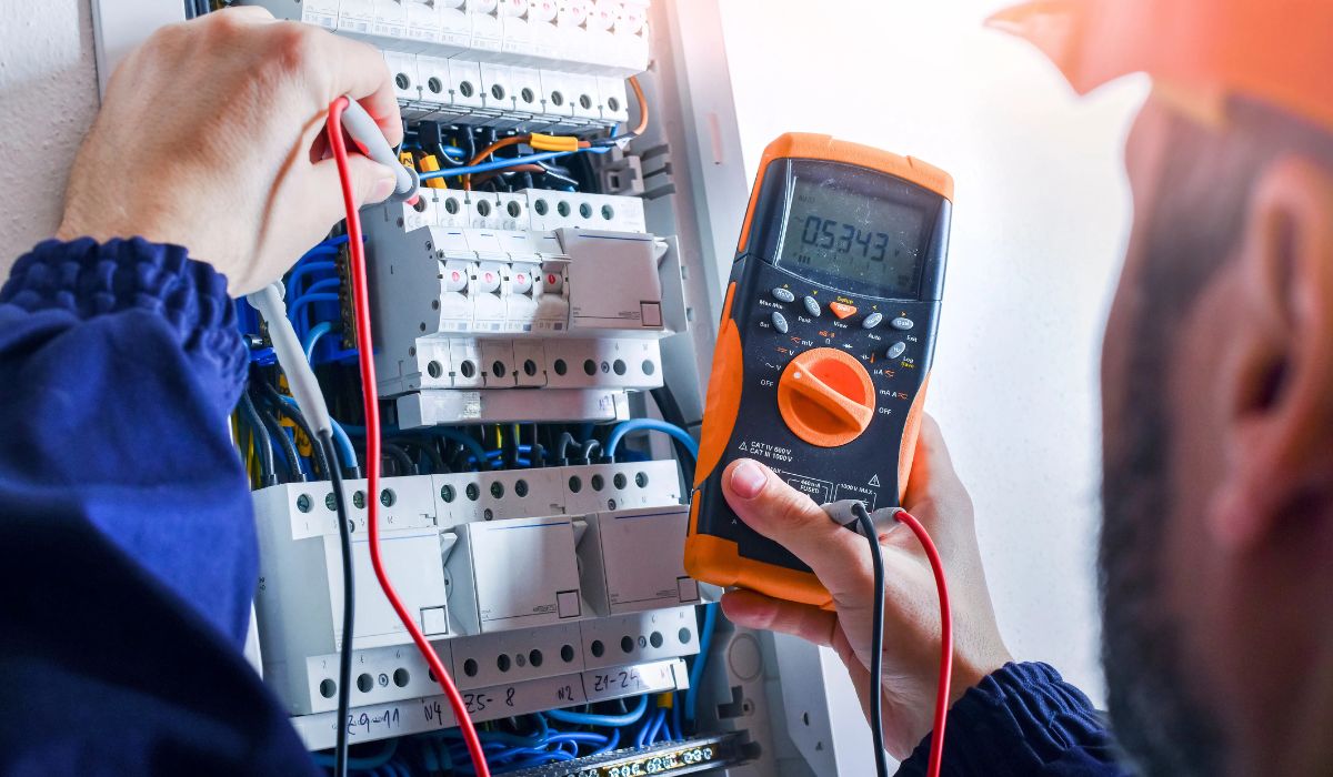 Fachmann misst Spannung im Sicherungskasten